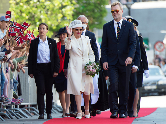 Dronning Sonja kjem til opninga av dei 66. Festspela i Bergen. Styreleiar for Festspela Magne Furuholmen følgjer Dronninga. Foto: Marit Hommedal / NTB scanpix